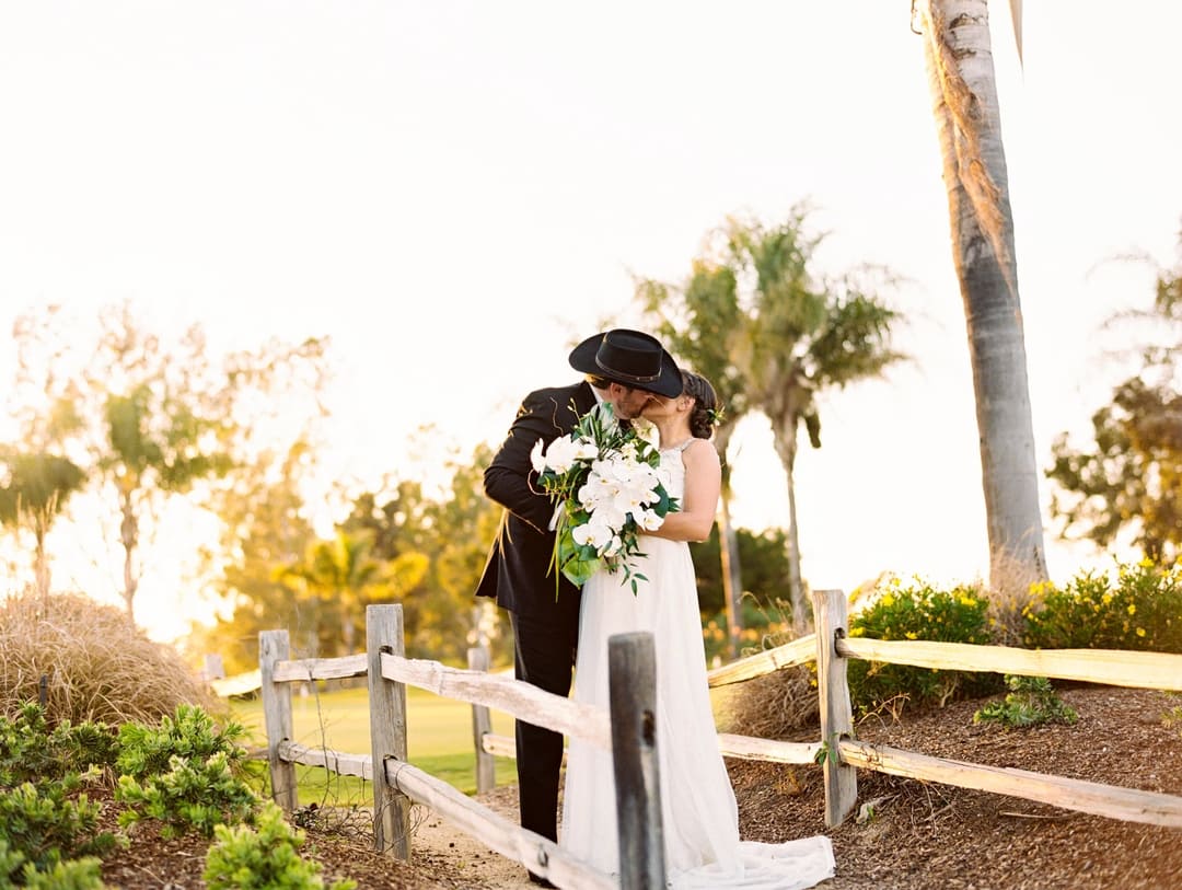 Recien casados besandose en el atardecer