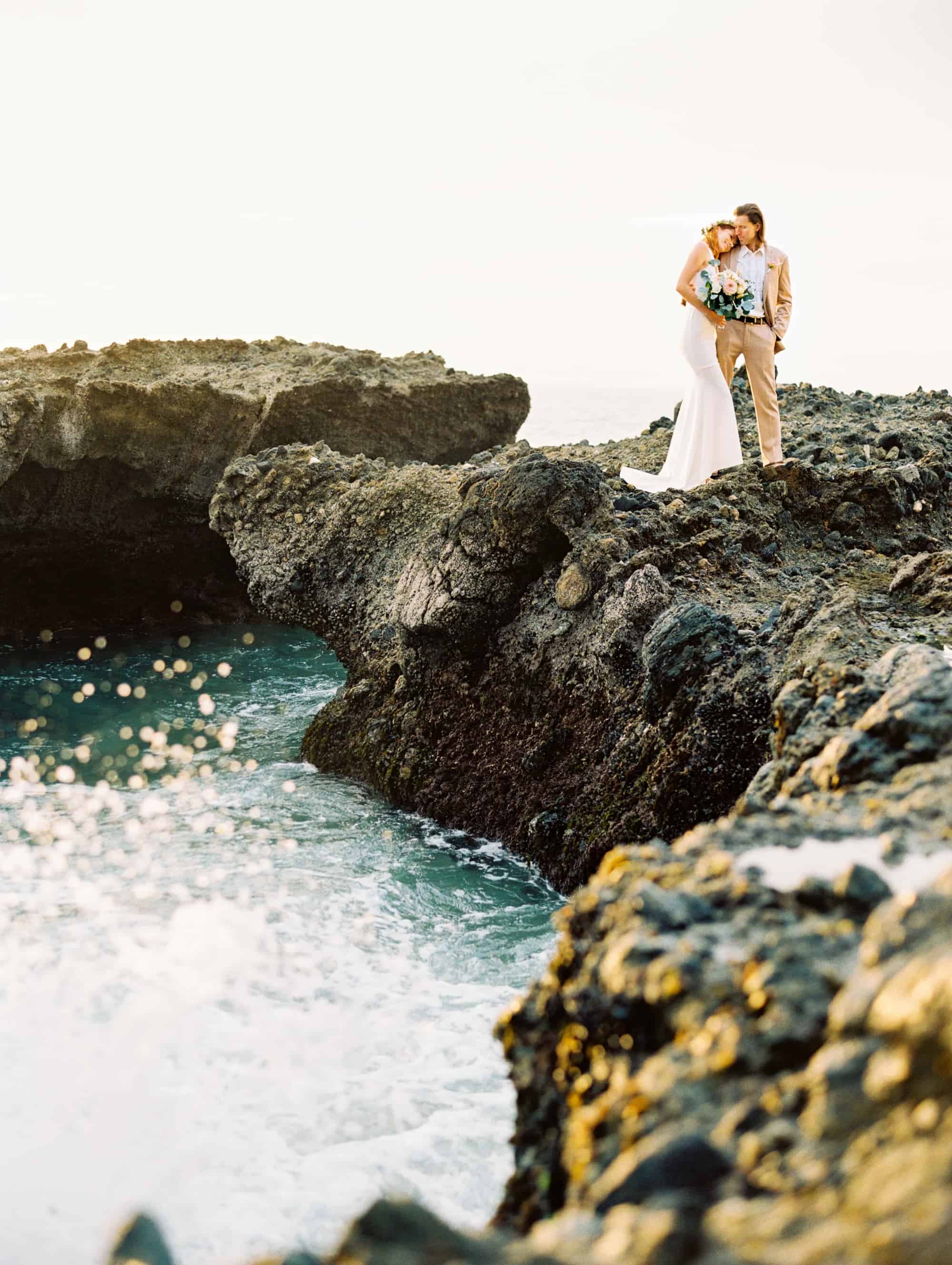 Pareja en una zona rocosa frente al mar