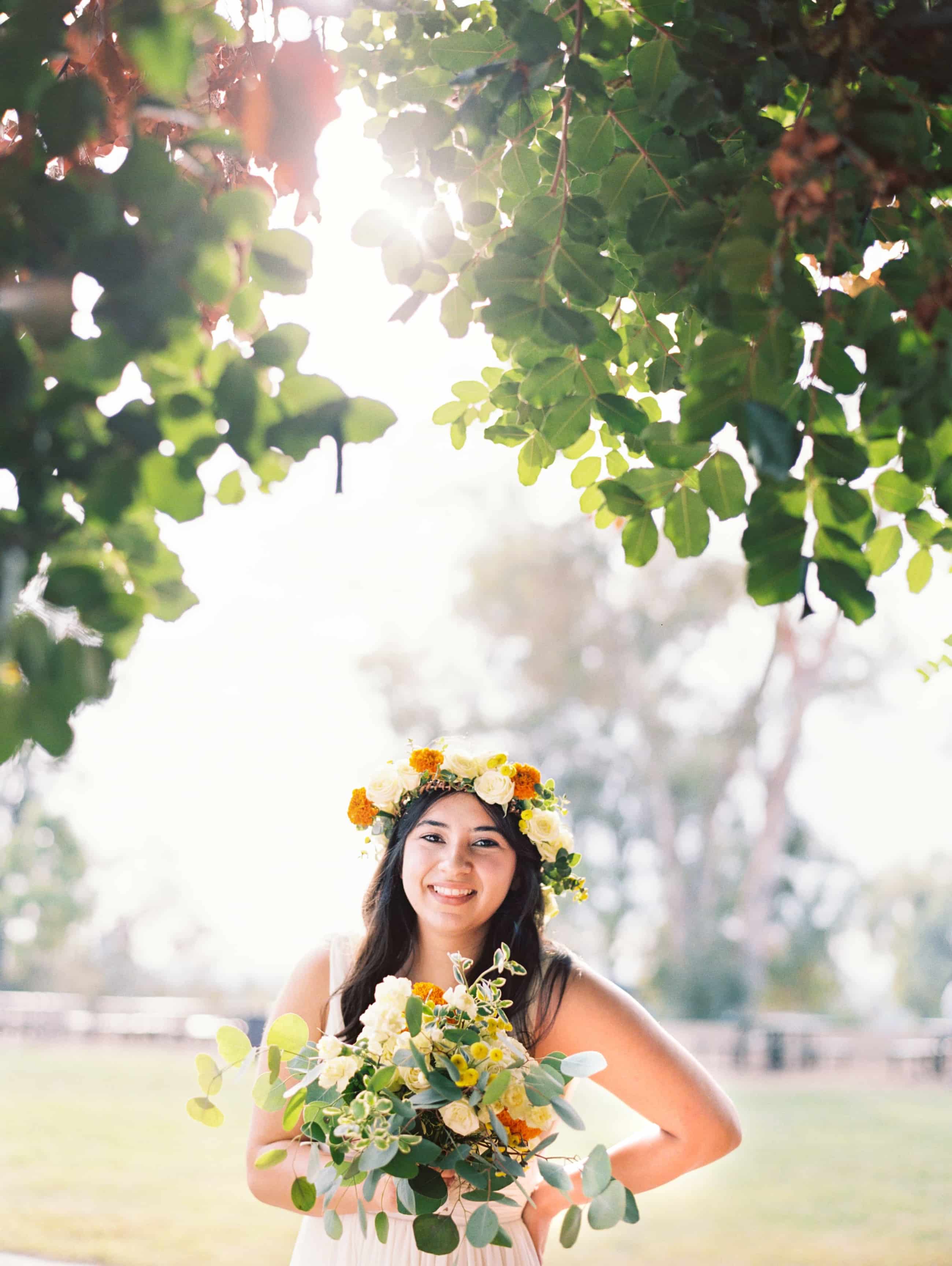 Novia sosteniendo un ramo de flores