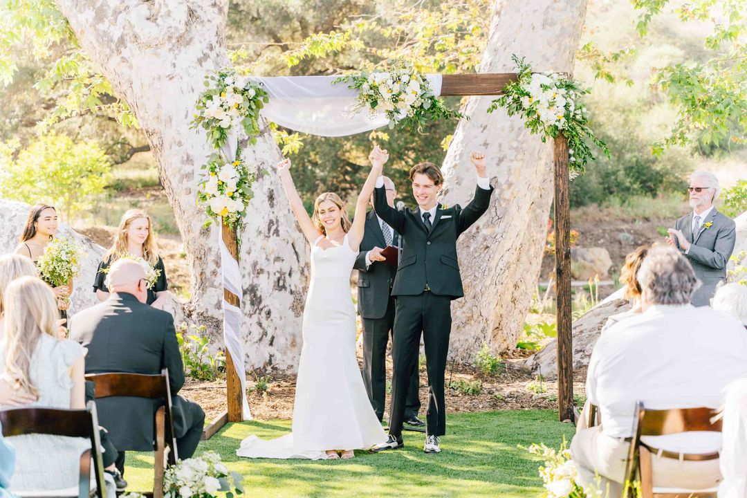 Recien casados celebrando