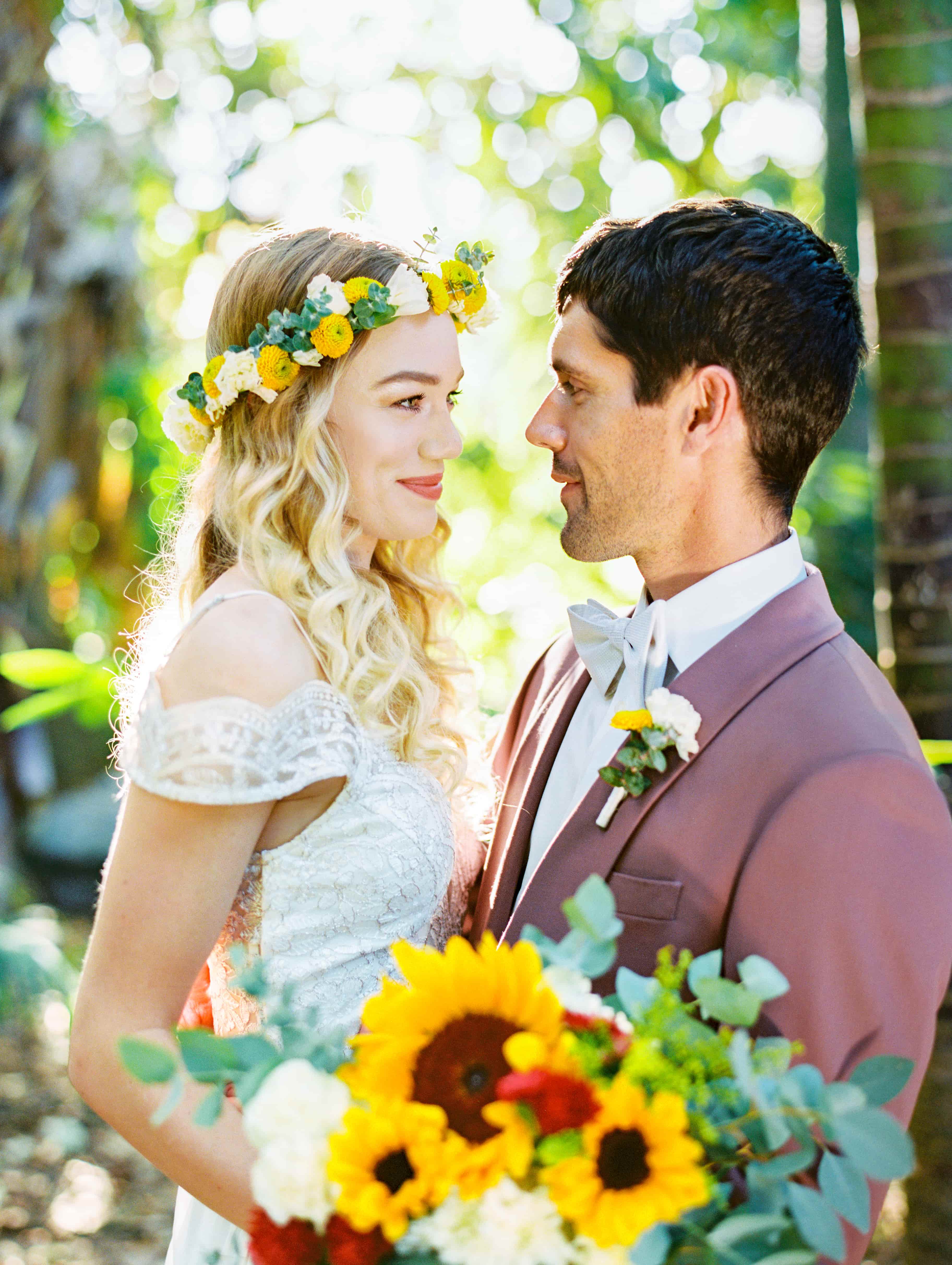 Pareja de casados sonriendo
